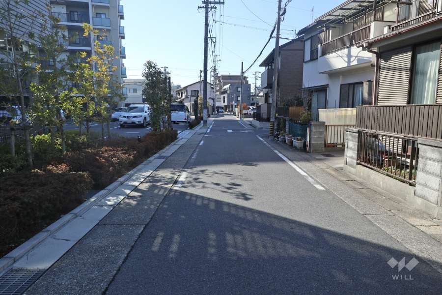 敷地北側の前面道路（東側から）