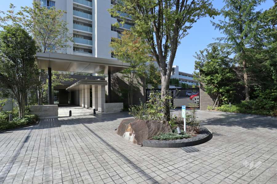 敷地内の各所に植栽スペースが設けられています。