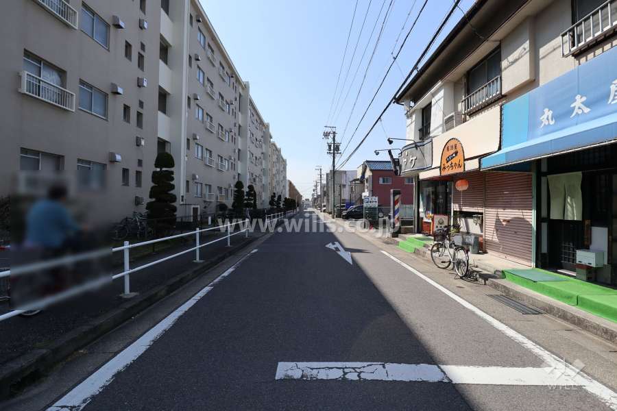 敷地の北側前面道路（東側から）