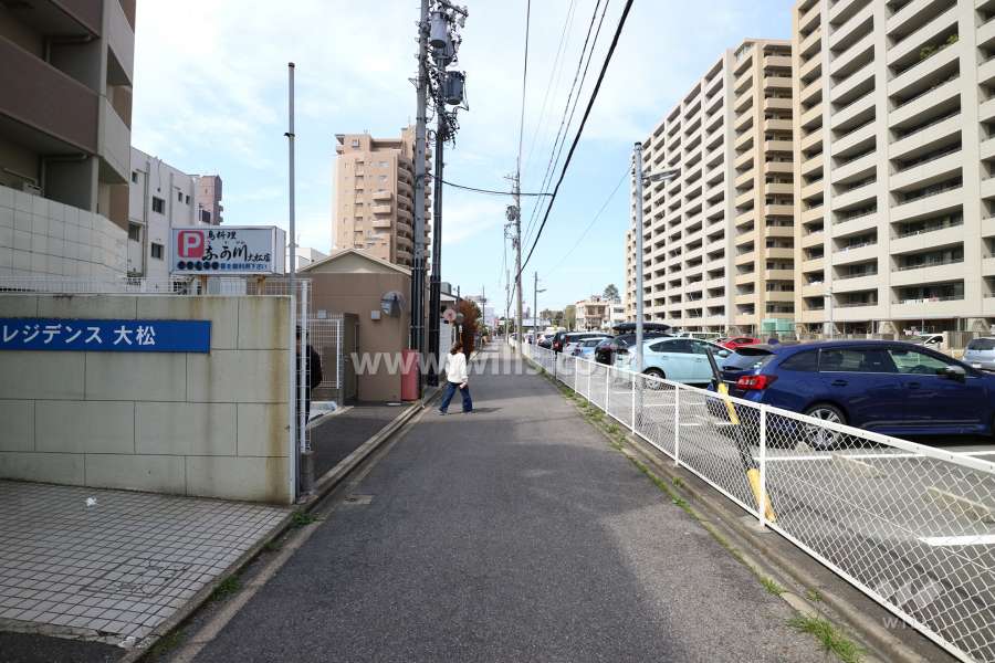 敷地北側の前面道路(東側から)