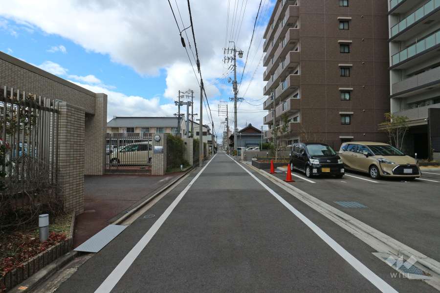 敷地南側の前面道路