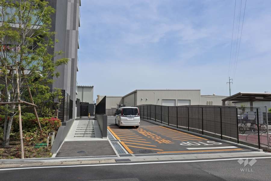 屋内に設けられた駐輪場への入り口