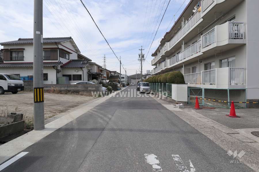 敷地の南側前面道路（東側から）