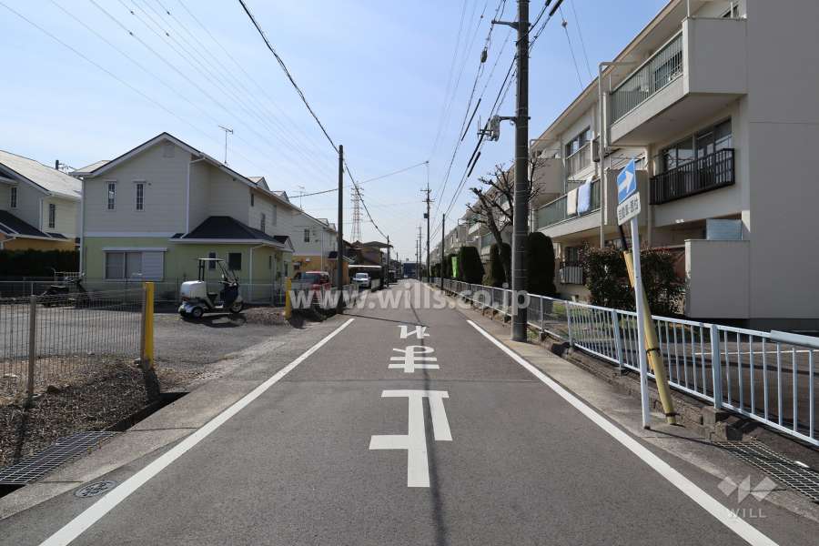 敷地南側の前面道路（東側から）