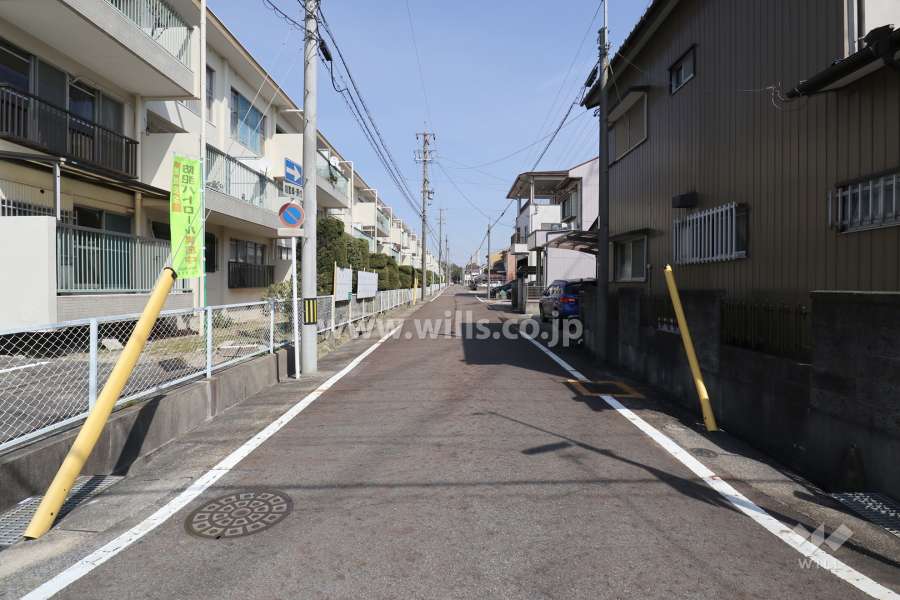 敷地南側の前面道路（西側から）