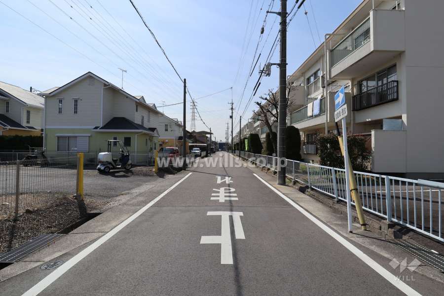 敷地南側の前面道路（東側から）