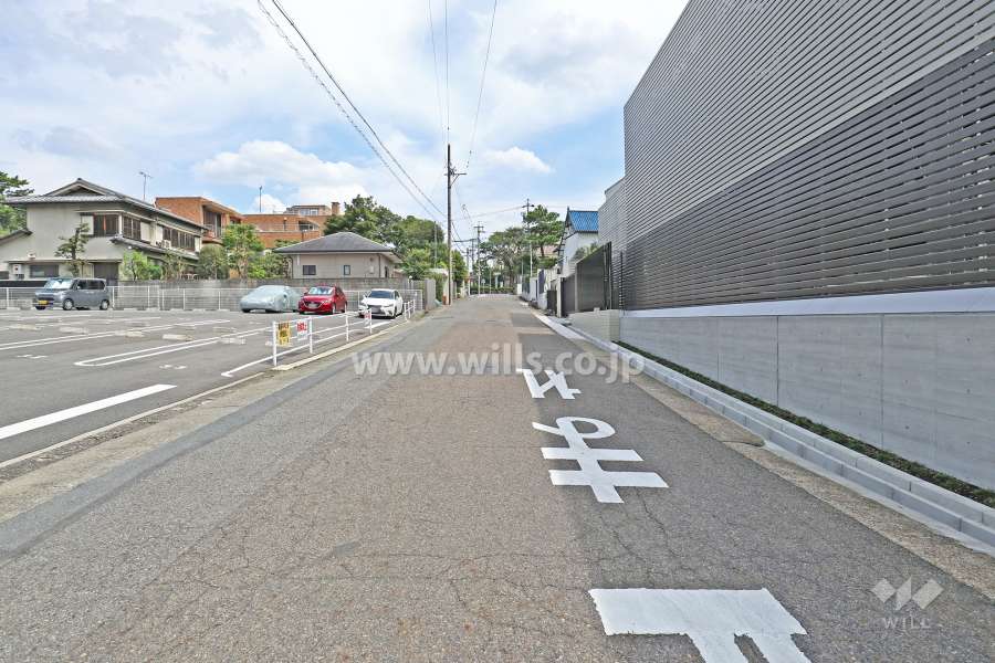 敷地北側の前面道路（西側から）