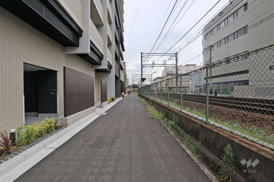 敷地南側の前面道路。道を挟んで阪急神戸線が走っています。