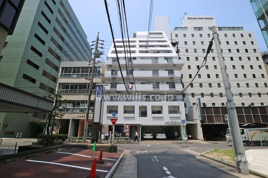 チサンマンション錦の遠景。周辺は住宅の他、店舗や事務所などが混在する街です。