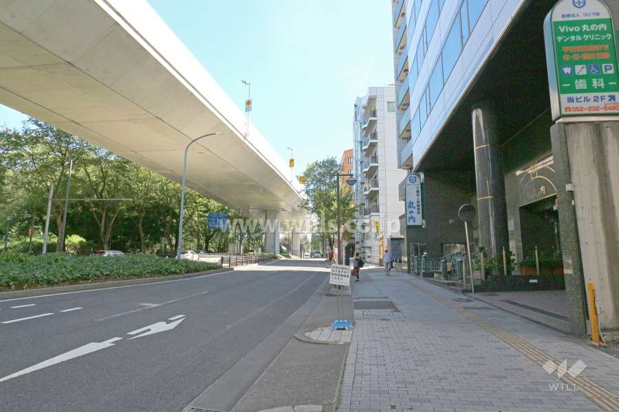 敷地北側の前面道路（西側から）