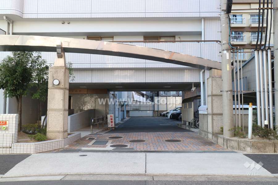 駐車場出入り口