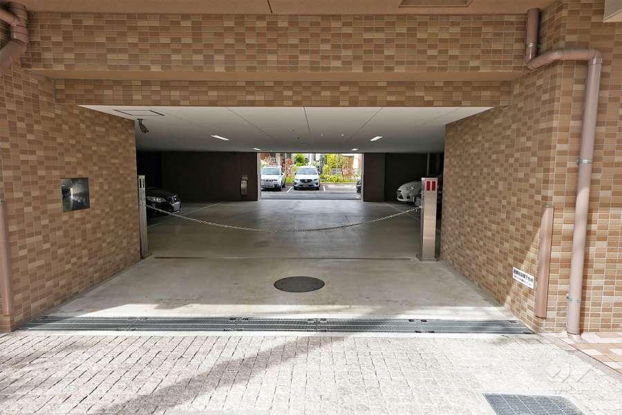 駐車場出入口（ロボットゲート付き）