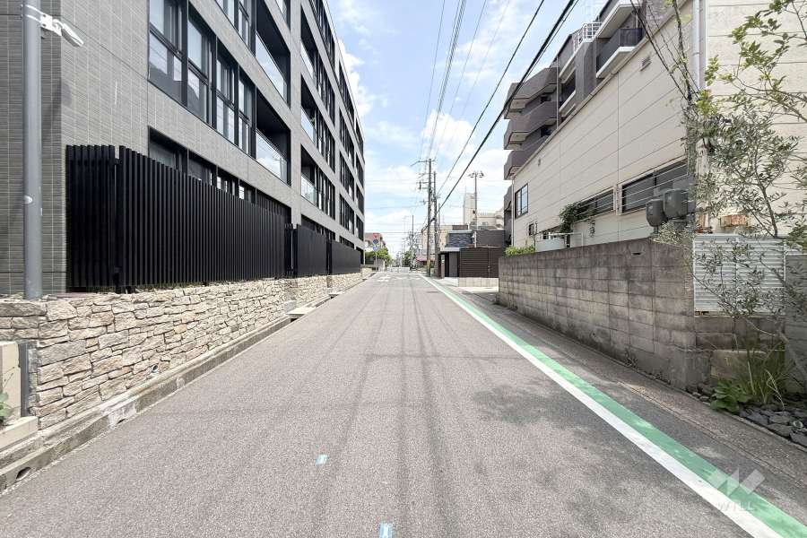 敷地南側の前面道路（西側から）