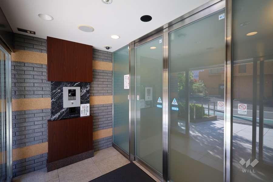 エントランスはオートロック付きです。