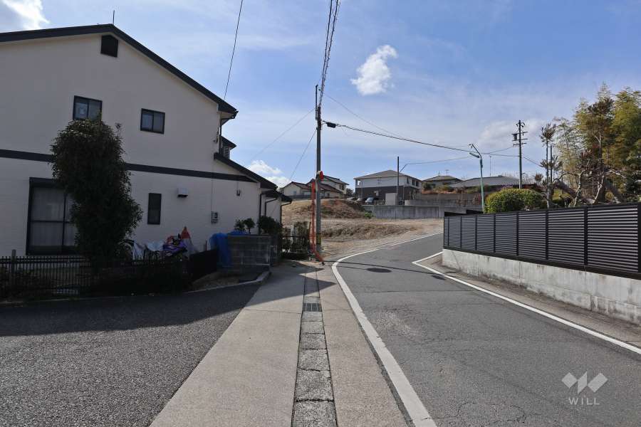 敷地北側の前面道路。東側には展望台や池、野球場もある整備された公園『木幡緑地（東縁）』があります。
