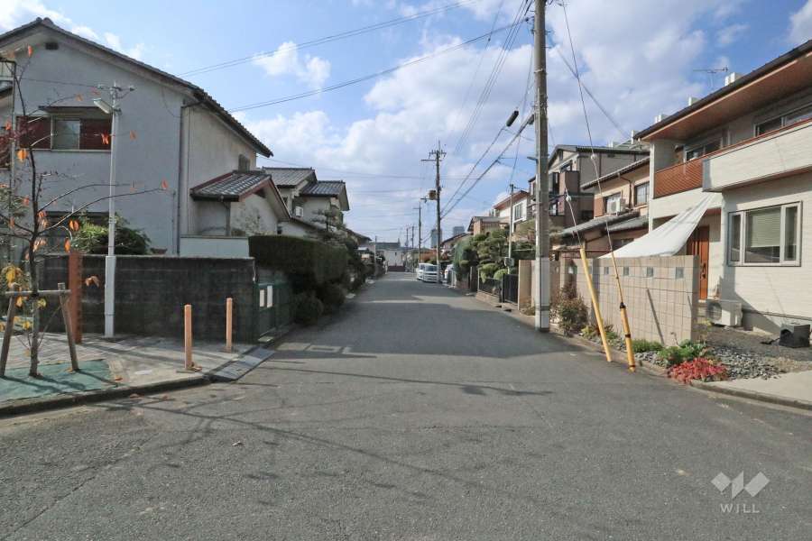 敷地西側の前面道路（東側から）