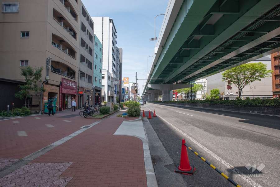 敷地東側の前面道路（南側から）