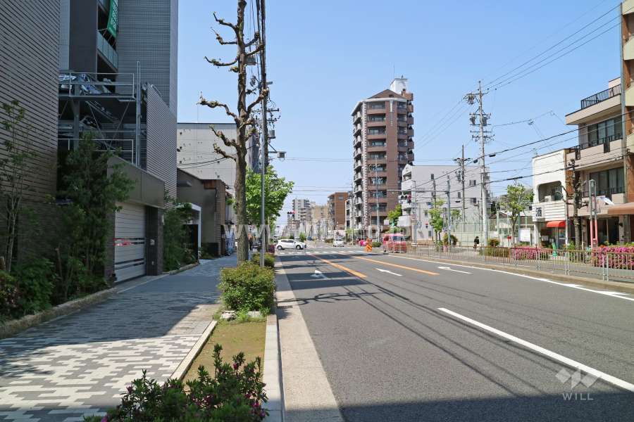 敷地北側の前面道路。三車線のバス通りです。