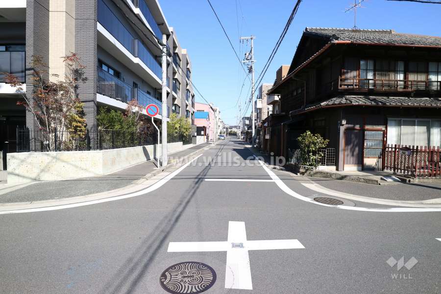 敷地の東側前面道路（南側から）