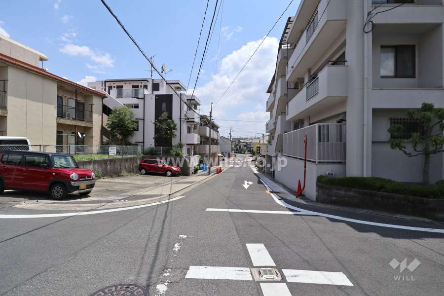 敷地の北側前面道路（西側から）