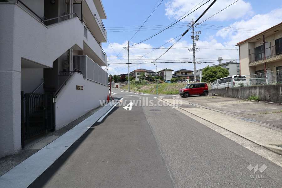 敷地の北側前面道路（東側から）