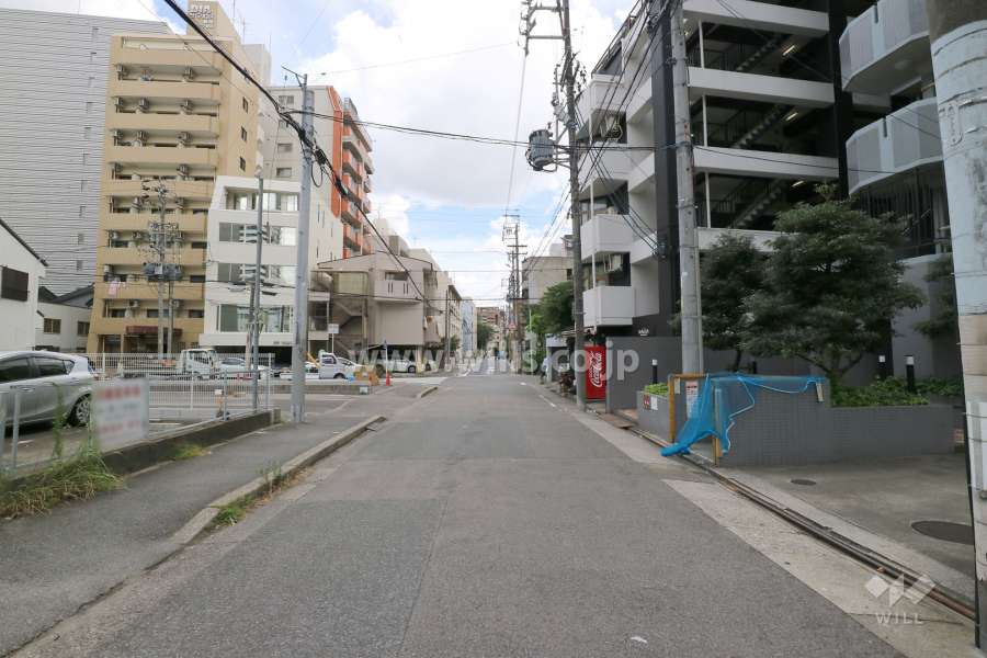 敷地北側の前面道路（西側から）