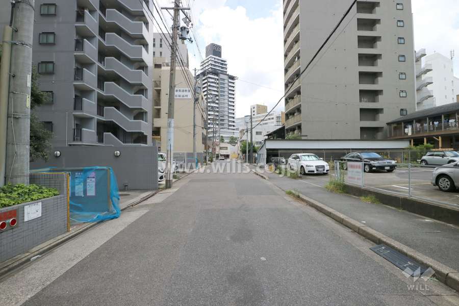 敷地北側の前面道路（東側から）
