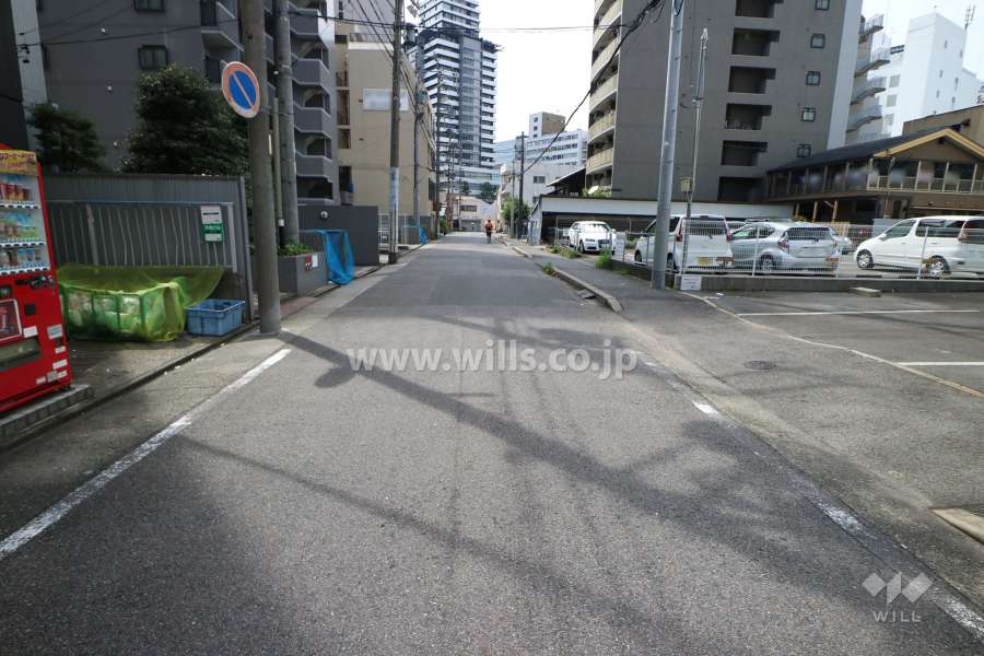 敷地北側の前面道路（東側から）