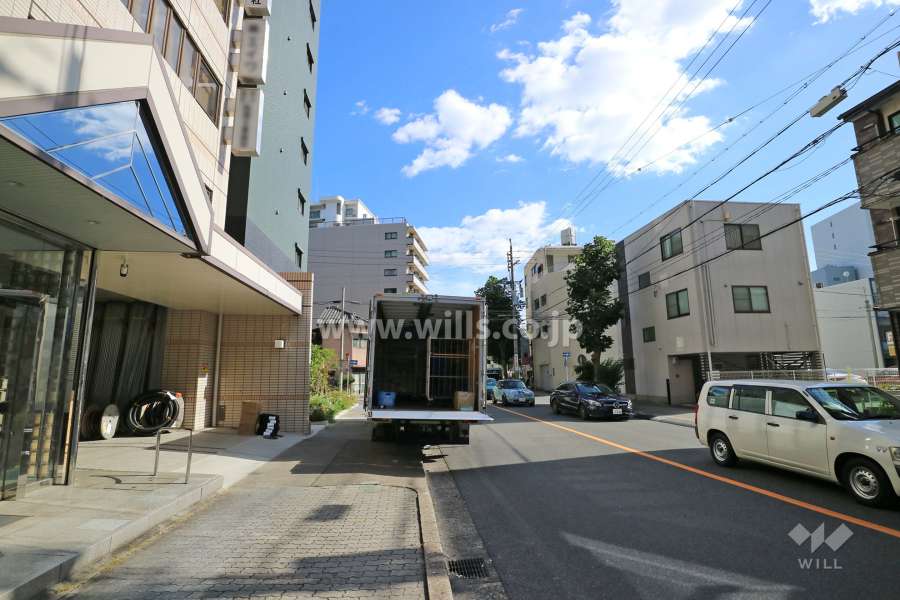 敷地東側の前面道路（北側から）