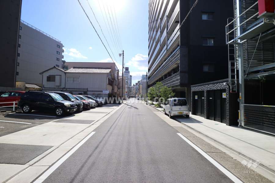 敷地南側の前面道路（東側から）