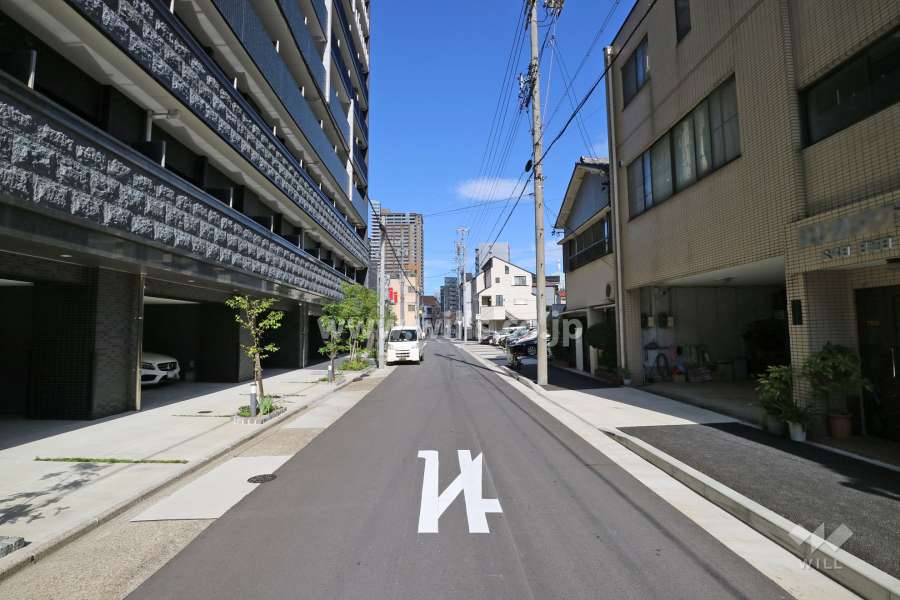 敷地南側の前面道路（西側から）