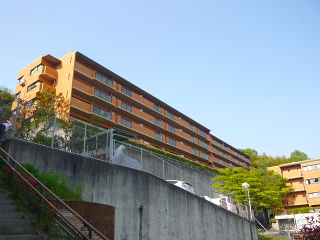 ライオンズマンション宝塚売布の外観（南西側から）
