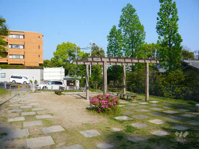敷地に隣接して公園があります。