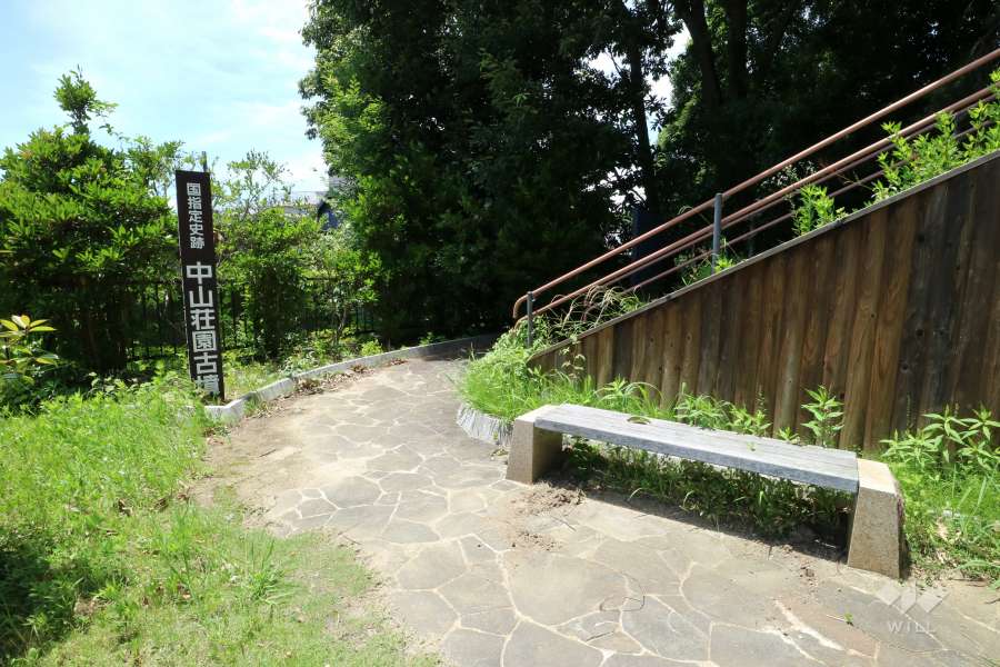 敷地西側にある『中山荘園古墳』