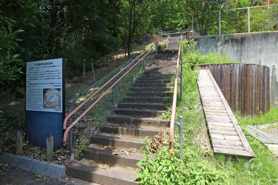 敷地西側にある『中山荘園古墳』