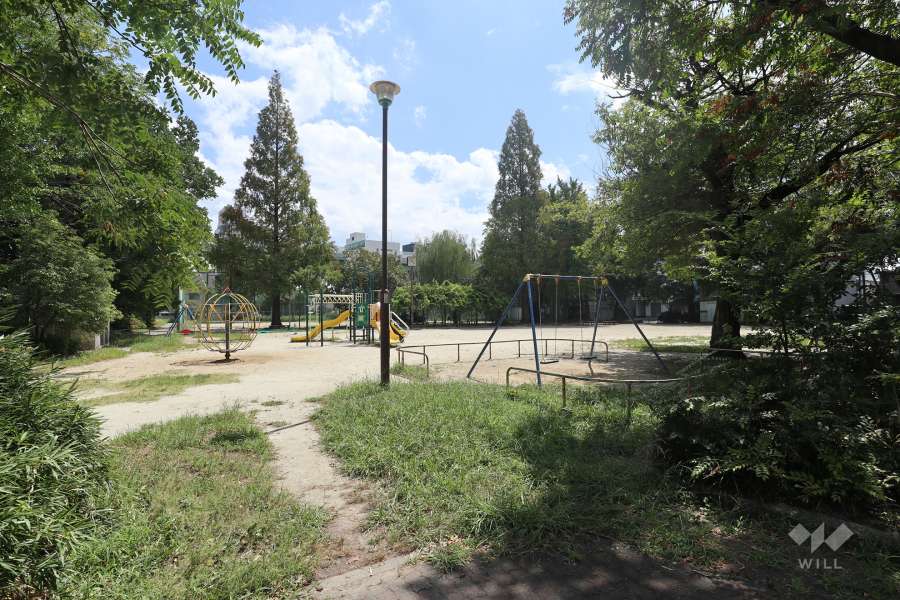 敷地に隣接する花ノ木公園