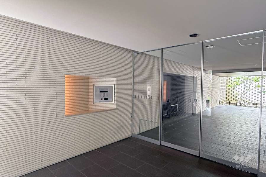 エントランスはオートロック付きです。