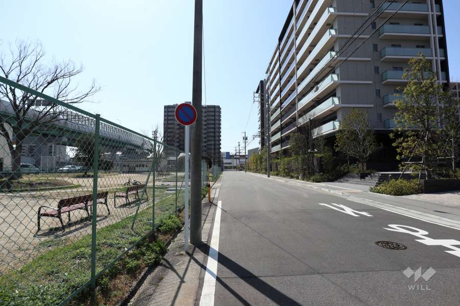 敷地東側の前面道路（北側から）
