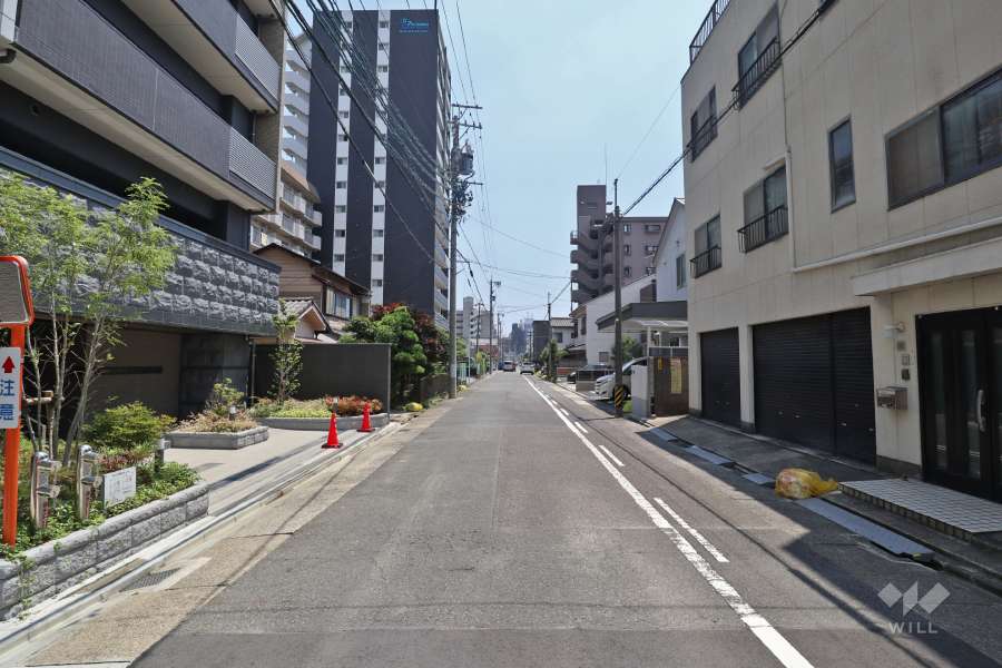 敷地南側の前面道路（西側から）