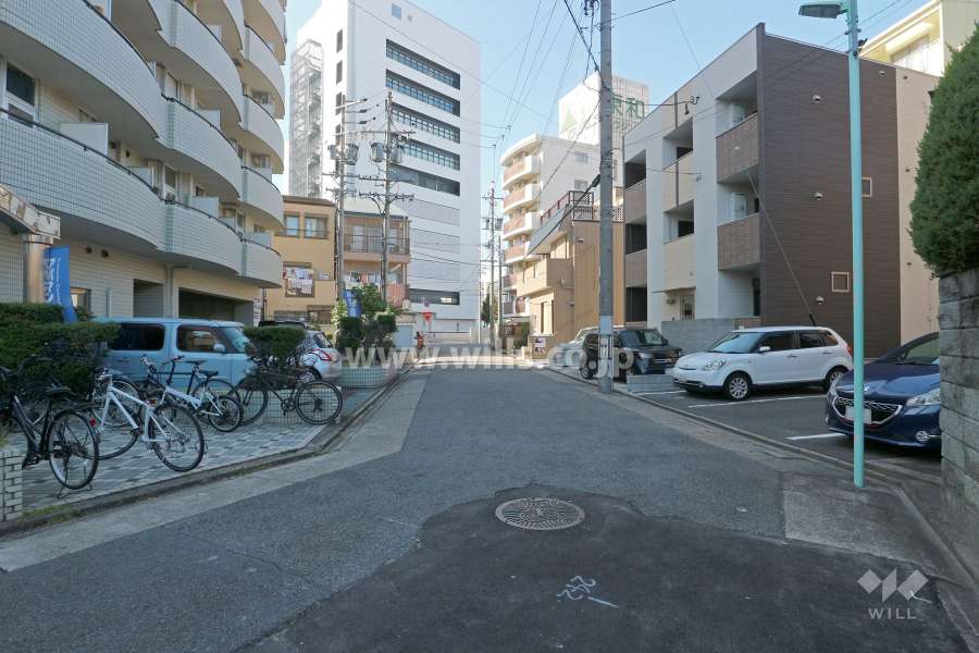敷地北東側の前面道路（南東側から）