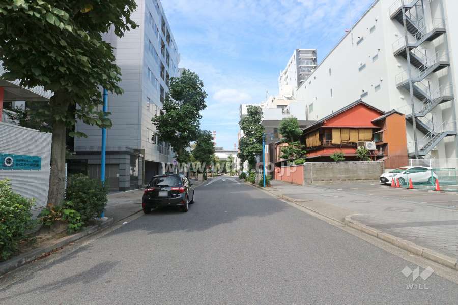 敷地東側の前面道路（南側から）