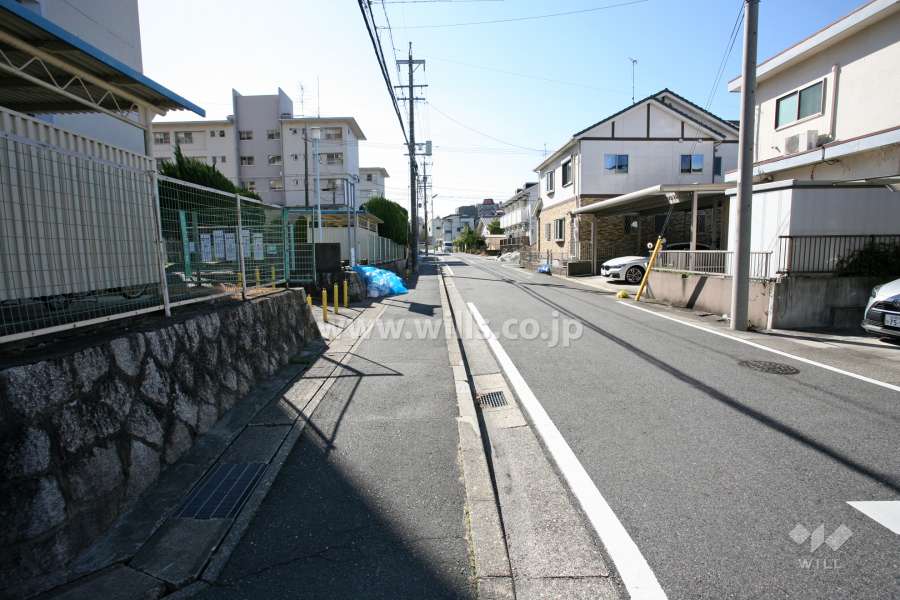 敷地西側の前面通路（北側から）