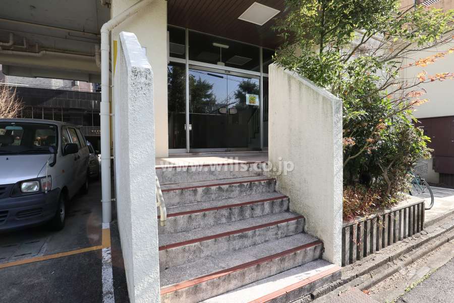 西側のエントランス