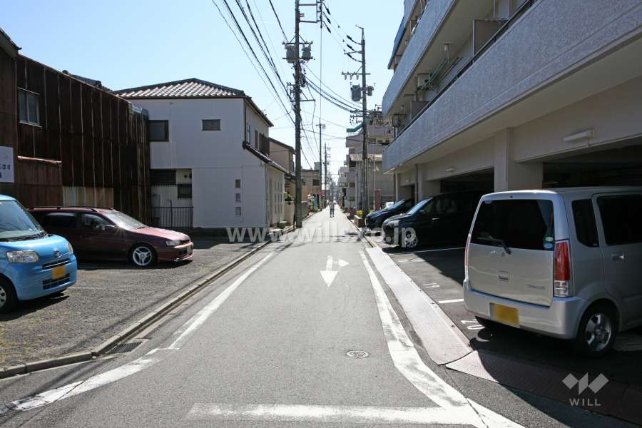 敷地東側の前面道路（北側から）