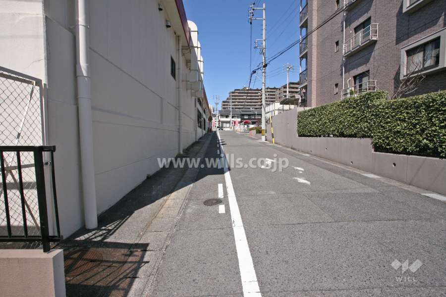 敷地西側の前面道路