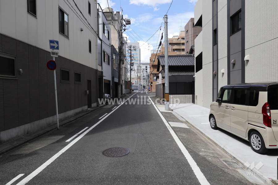 敷地西側の前面道路（南側から）