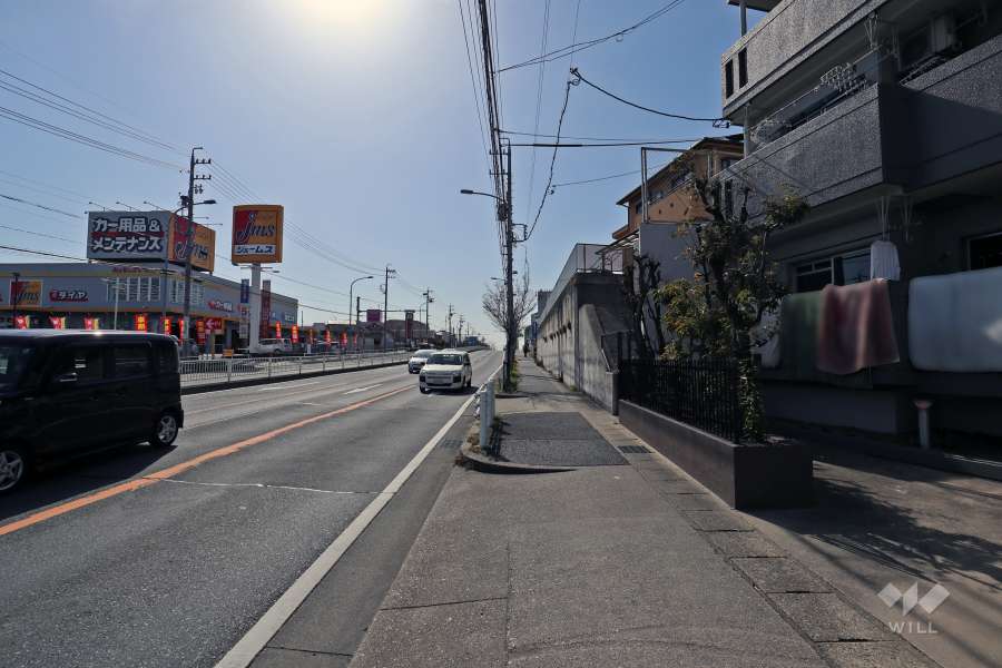 敷地南側の前面道路は、名古屋多治見線（愛知県道・岐阜県道15号）です。