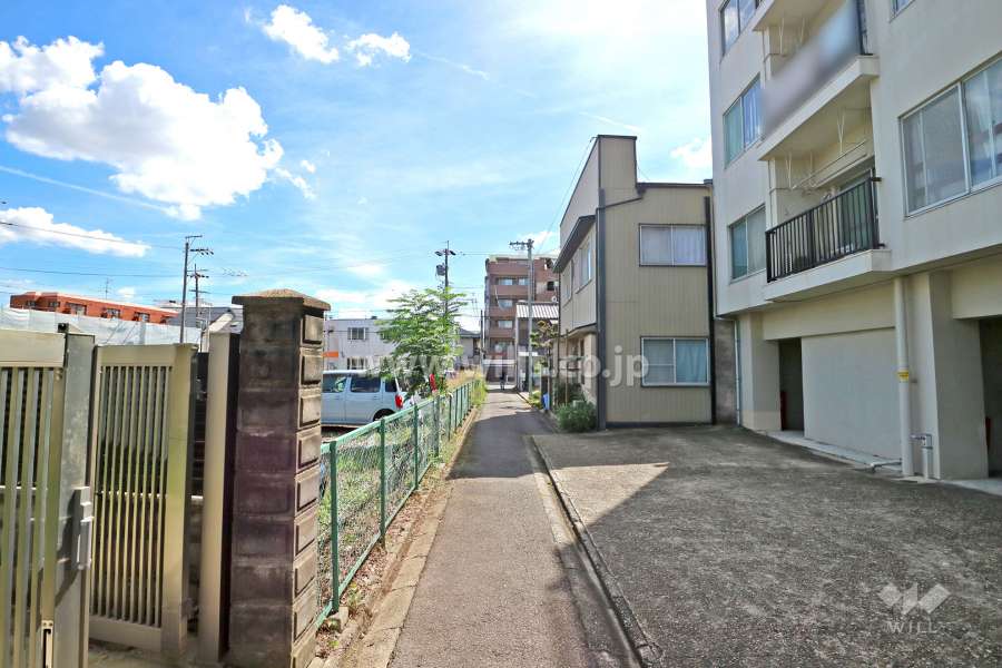 敷地東側の前面道路（北側から）