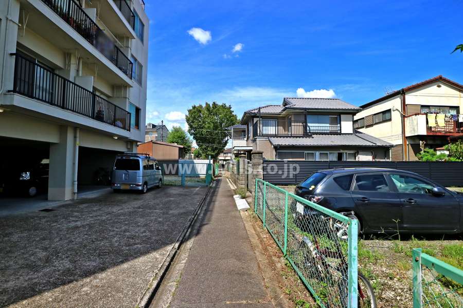 敷地東側の前面道路（南東側から）