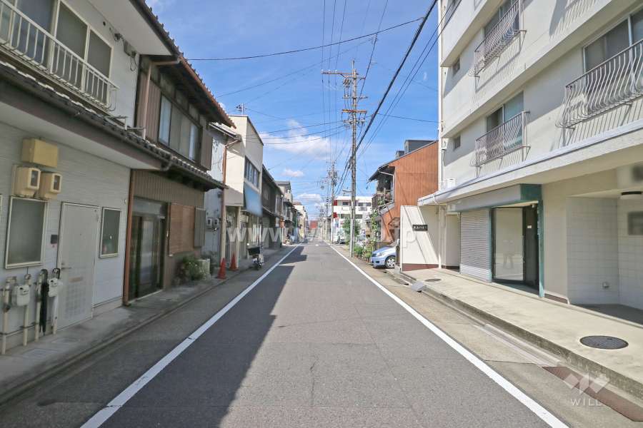 敷地西側前面道路（南側から）